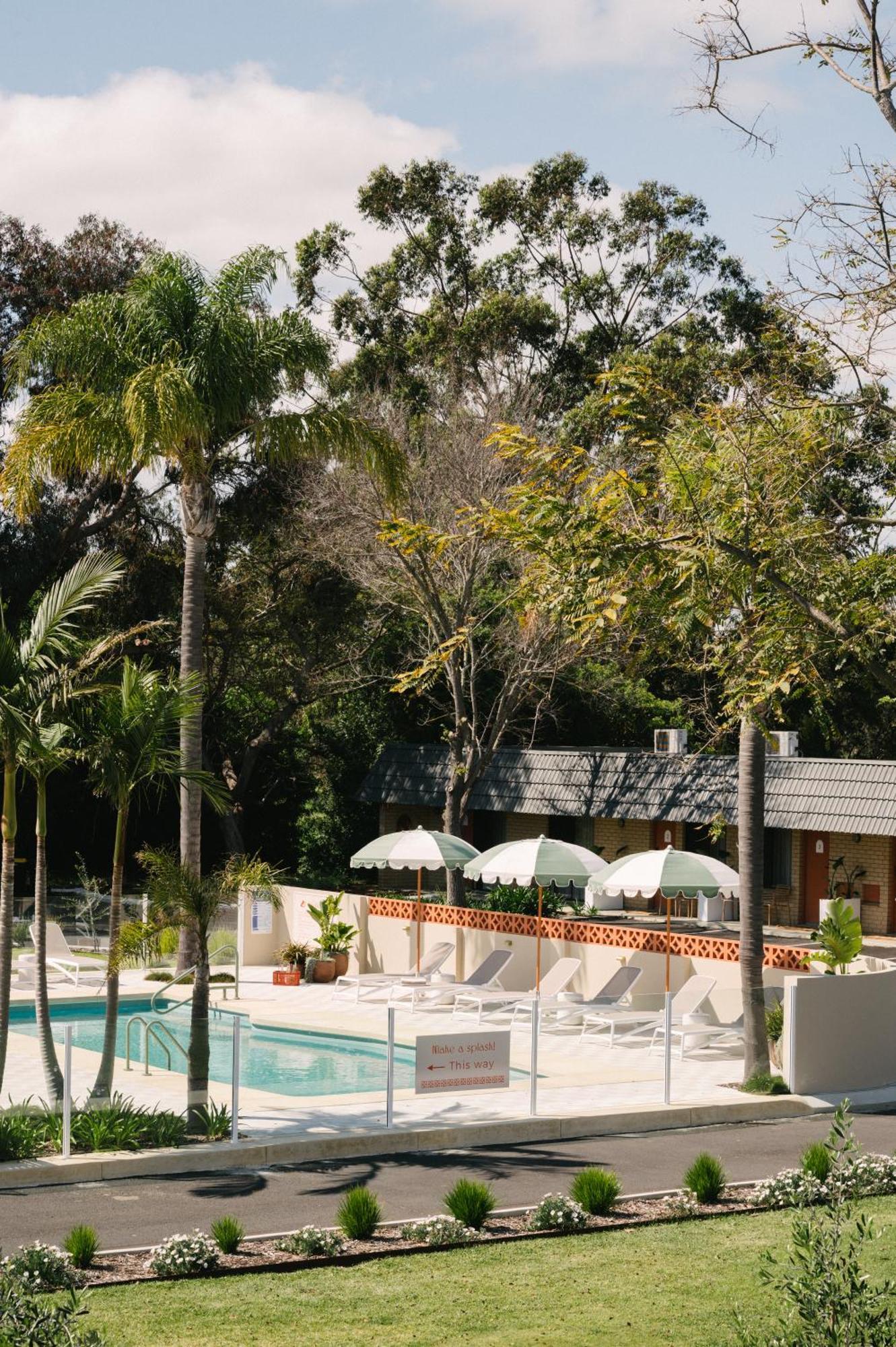 The Timothee Resort Бъселтън Екстериор снимка