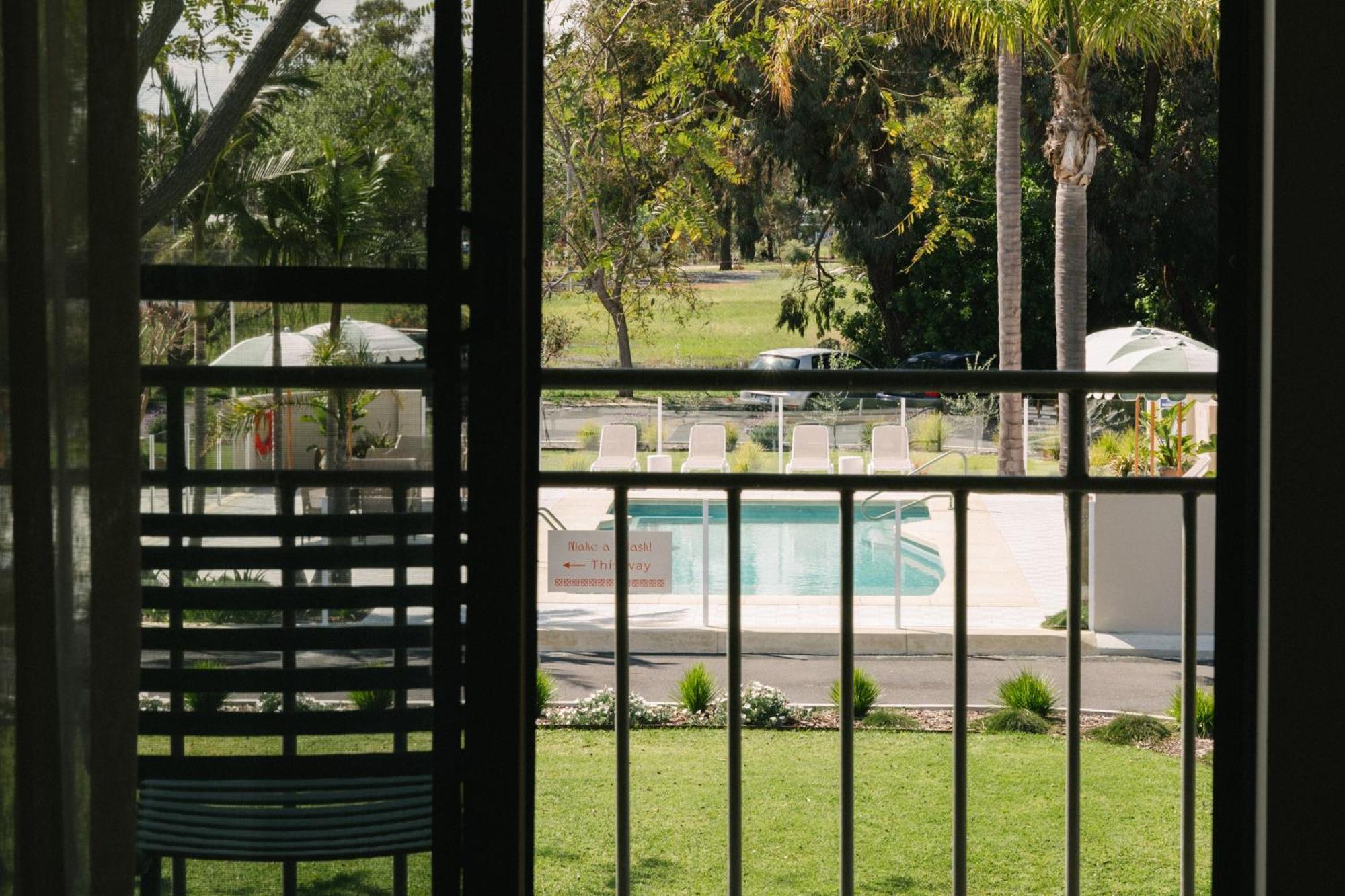 The Timothee Resort Бъселтън Екстериор снимка